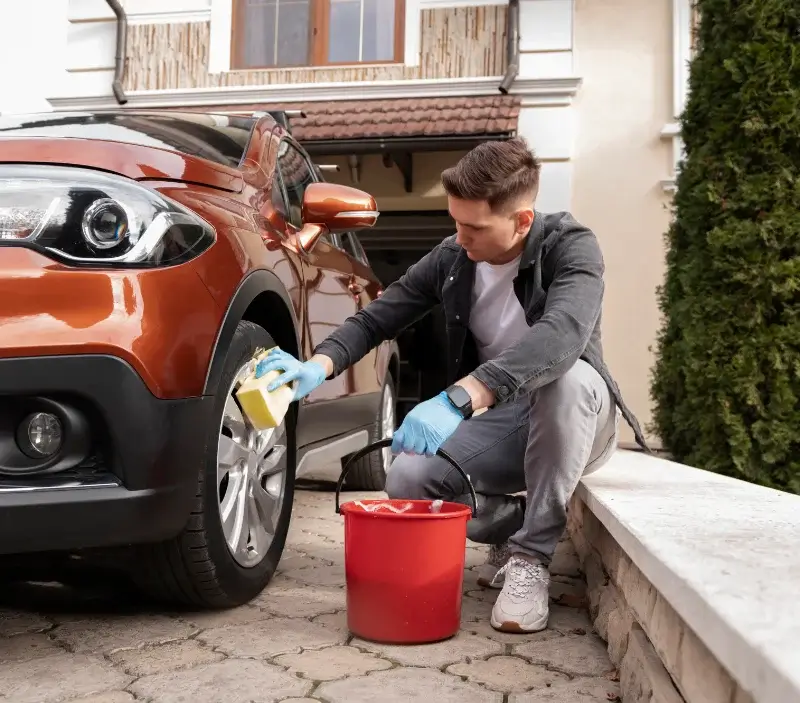 Lavage auto à domicile Rivière : professionnel intervenant sur un véhicule